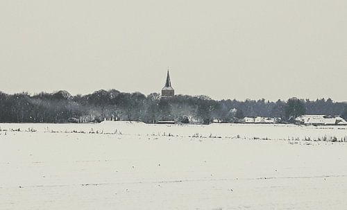 Toren van Rolde in winterlandschap