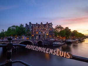 De grachten van Amsterdam bij zonsondergang van Teun Janssen