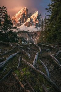 Dolomites Le Peitlerkofel aux premières lueurs du jour