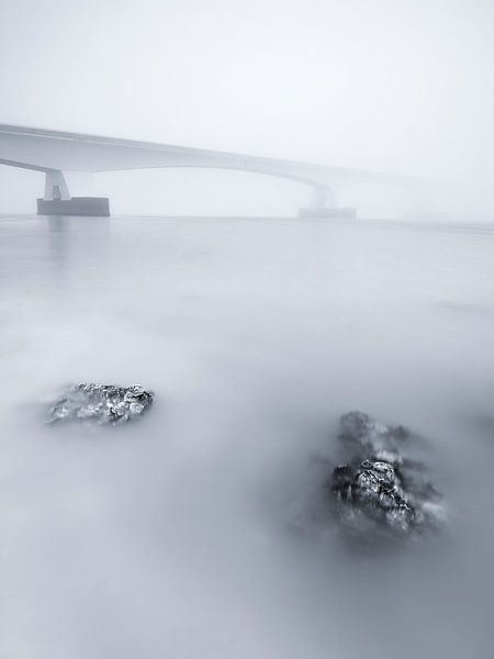 Neblige und atmosphärische Zeelandbrücke von Sander Grefte