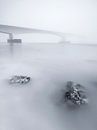 Neblige und atmosphärische Zeelandbrücke von Sander Grefte Miniaturansicht