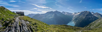 Panoramablick auf die Olpererhütte und den Schlegeis-Stausee in den Zillertaler Alpen