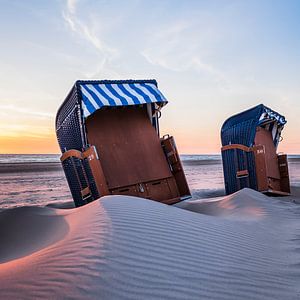 Twee ouderwetse strandstoel met luifeltjes