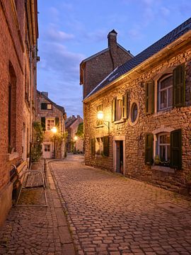 Avondsfeer in de oude binnenstad van Stolberg op het blauwe uur van Rolf Schnepp