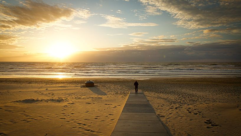 Zonsondergang met wandelaar van Sran Vld Fotografie