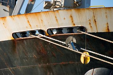 Roest op de boeg en trossen naar de wal van scheepskijkerhavenfotografie