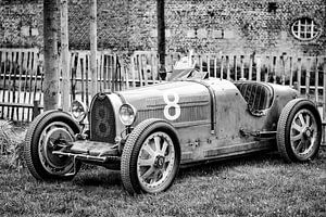 Bugatti Type 35 Oldtimer-Rennwagen aus den 1920er Jahren in schwarz-weiß