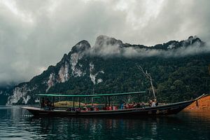 Bootfahren auf dem Cheow Lan See von Nathanael Denzel Allen