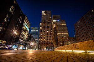 Amsterdam Zuidas am Abend mit hohen Büros und Wolkenkratzern