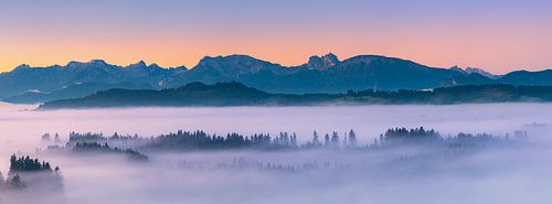 Sonnenaufgang mit Panoramablick im Allgäu, Bayern, Deutschland von Henk Meijer Photography