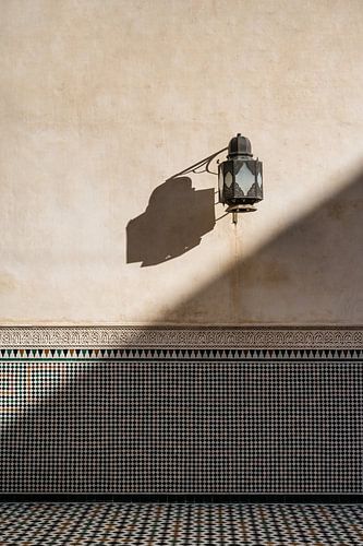 Schaduw en licht op een Marokkaanse muur