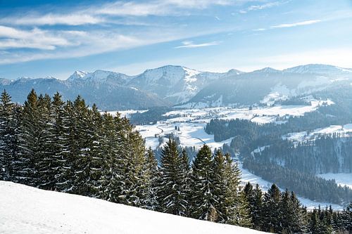 Winteruitzicht op Säntis en de Hochgrat op de Nagelfluh-keten
