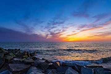 Zonsondergang op het strand van Kloster op het eiland Hiddensee van Rico Ködder