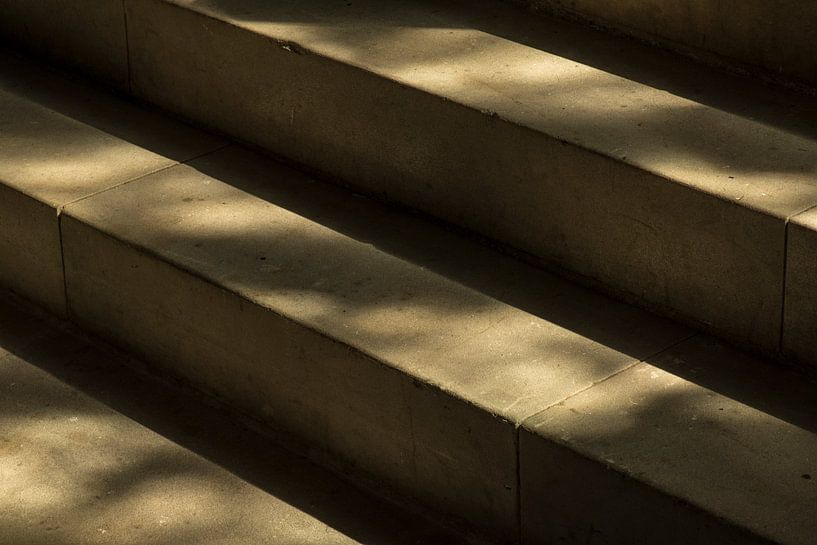Natuurstenen trap in zacht ochtendlicht in een historisch gebouw von Tonko Oosterink