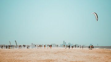 Mensen aan de horizon van het strand van Yanuschka | Noordwijk Fine Art Fotografie
