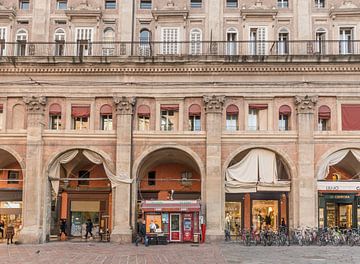Plein Piazza Maggiore in centrum van Bologna, Italie van Joost Adriaanse