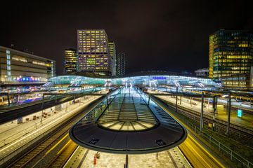 Nächtliche Pracht: Der Bahnhof von Utrecht und seine Stadtsilhouette von Bart Ros