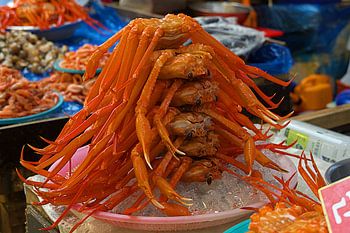Gestapelde krabben op de markt