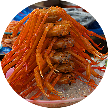 Gestapelde krabben op de markt