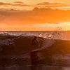 Surfen bij zonsopkomst van Jim De Sitter