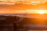 Surfen bij zonsopkomst van Jim De Sitter thumbnail