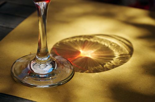 Photo d'art d'un verre de vin rouge à moitié plein, avec jeu de lumière sur Artmotifs Eve