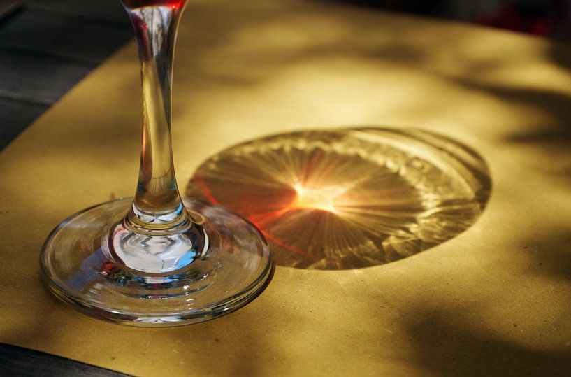 Photo d'art d'un verre de vin rouge à moitié plein, avec jeu de lumière par Artmotifs Eve