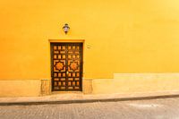 Houten deur tegen gele achtergrond