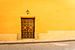 Holztür gegen gelben Hintergrund von Stefania van Lieshout