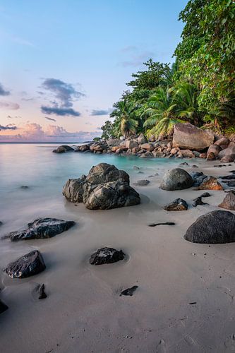 Coucher de soleil sur la plage tropicale des Seychelles