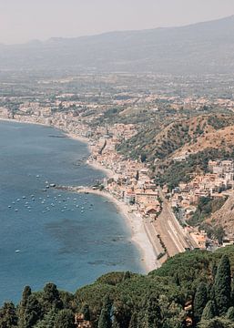 De kustlijn van Sicilië van Sharon de Groot