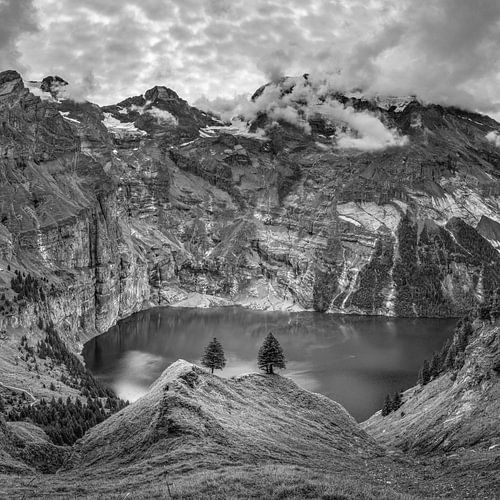 Le lac d'Öschinen en Suisse en noir et blanc sur Manfred Voss, Photographie Noir et Blanc