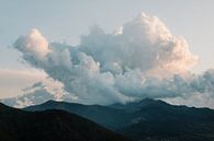 Wolken boven bergen tijdens zonsondergang, Italië van Anja Prins thumbnail