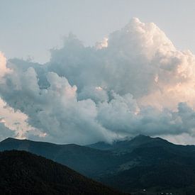 Wolken boven bergen tijdens zonsondergang, Italië van Anja Prins