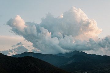 Wolken boven bergen tijdens zonsondergang, Italië van Anja Prins