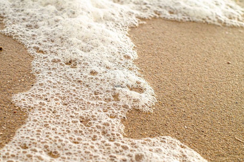 Schuimend strand van Josine Claasen