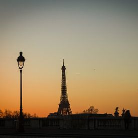 Eiffelturm bei Sonnenuntergang, Paris. von Bart van der Heijden