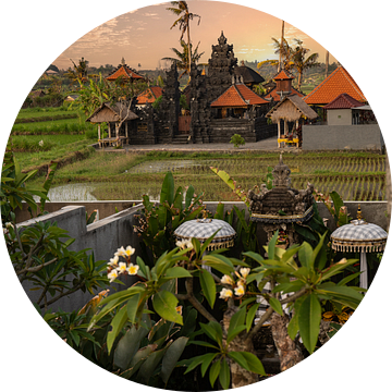 Zonsopgang boven een hindoetempel op Bali van Fotos by Jan Wehnert