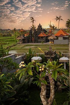 Zonsopgang boven een hindoetempel op Bali van Fotos by Jan Wehnert