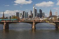 vue de l'horizon de Francfort avec le pont Ignas Bubis, Allemagne