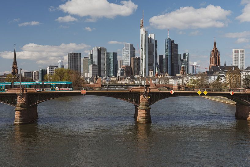 vue de l'horizon de Francfort avec le pont Ignas Bubis, Allemagne par shot.by alexander
