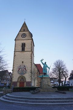 Kerk in Steinhagen, monument van Maximilian Burnos