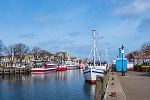 Vue de l'Alter Strom avec un cotre de pêche à Warnemünde sur Rico Ködder