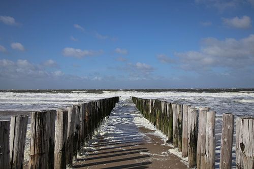 Uitzicht tussen de strekdammetjes op zee