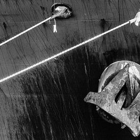 La proue d'un navire et les amarres et les ancres sur scheepskijkerhavenfotografie