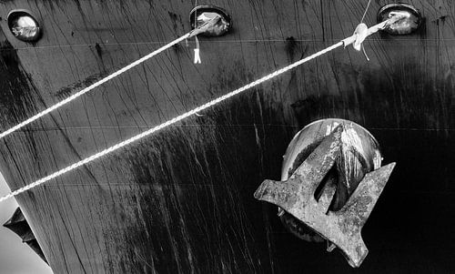 De boeg van een schip en trossen en de ankers van scheepskijkerhavenfotografie