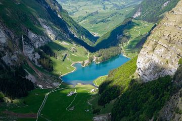 Der Seealpsee im Appenzellerland von oben von Leo Schindzielorz