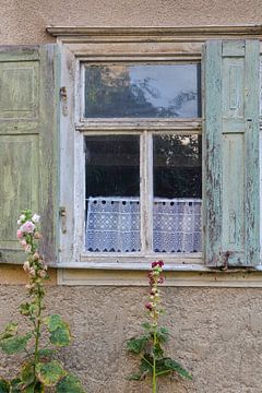 Oud raam met luiken van Claudia Evans