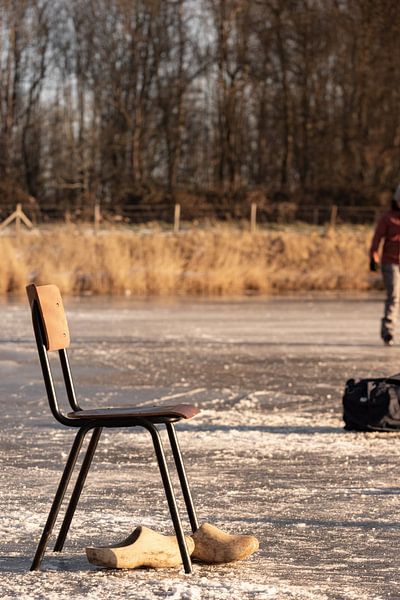 Stuhl mit Clogs auf dem Eis von Percy's fotografie
