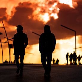 Silouetten van wandelaars op de boulevard van Scheveningen van Rob Kints